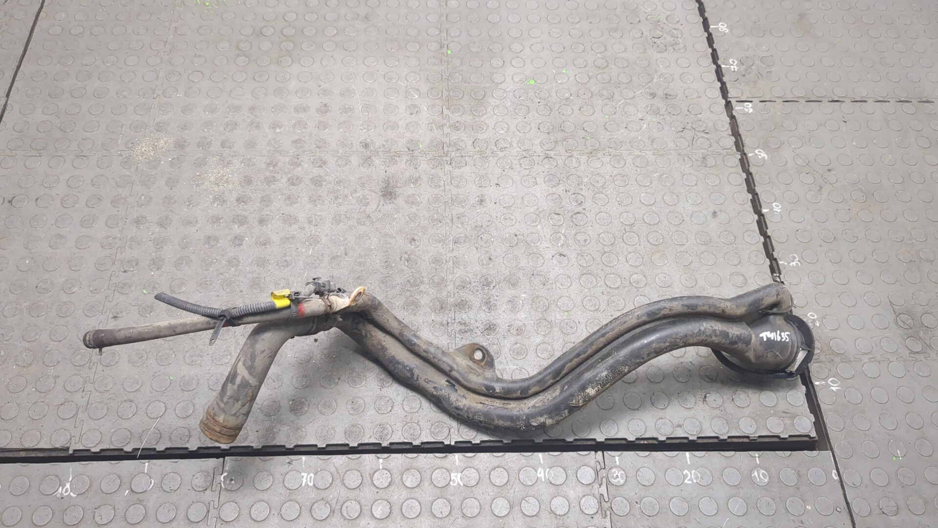 Горловина топливного бака