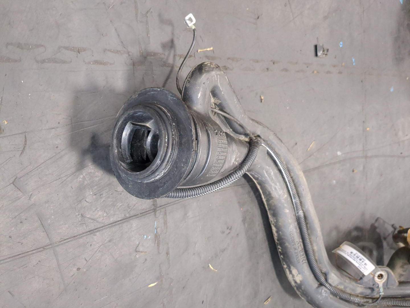 Горловина топливного бака