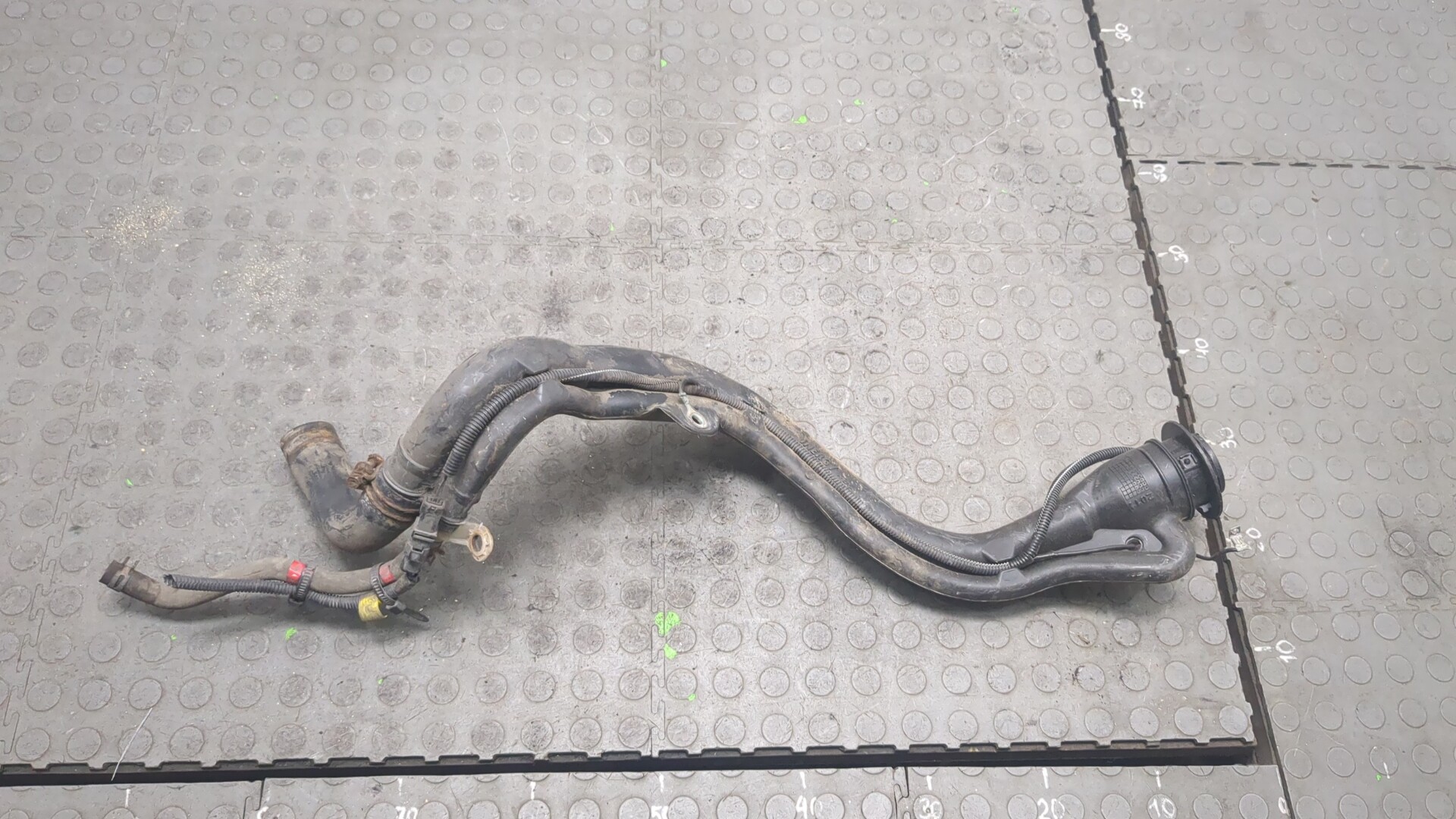 Горловина топливного бака