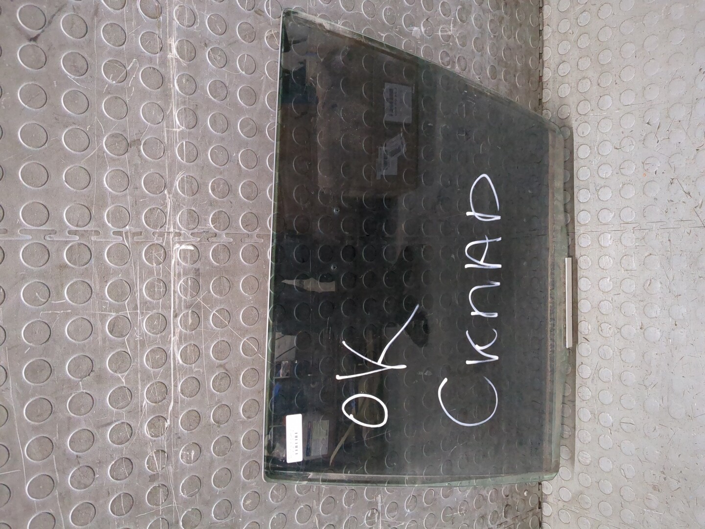 Стекло двери задней левой