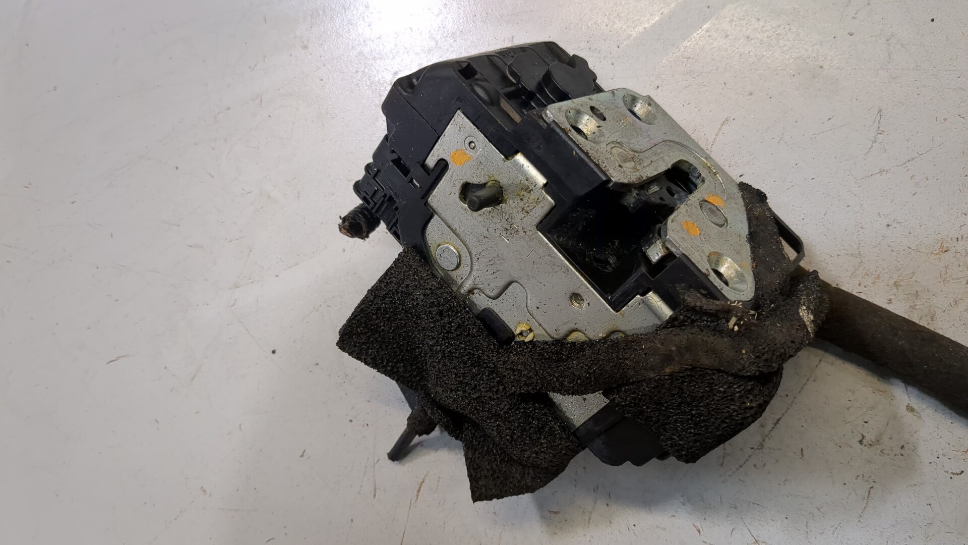 Замок двери задней левой