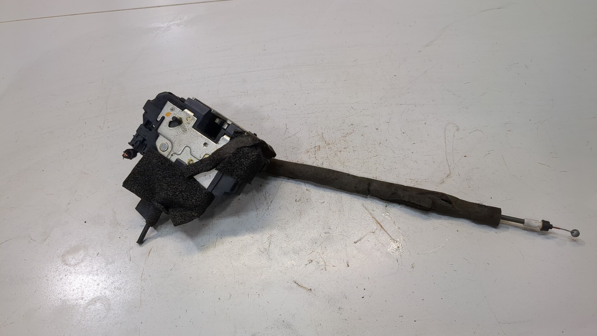 Замок двери задней левой