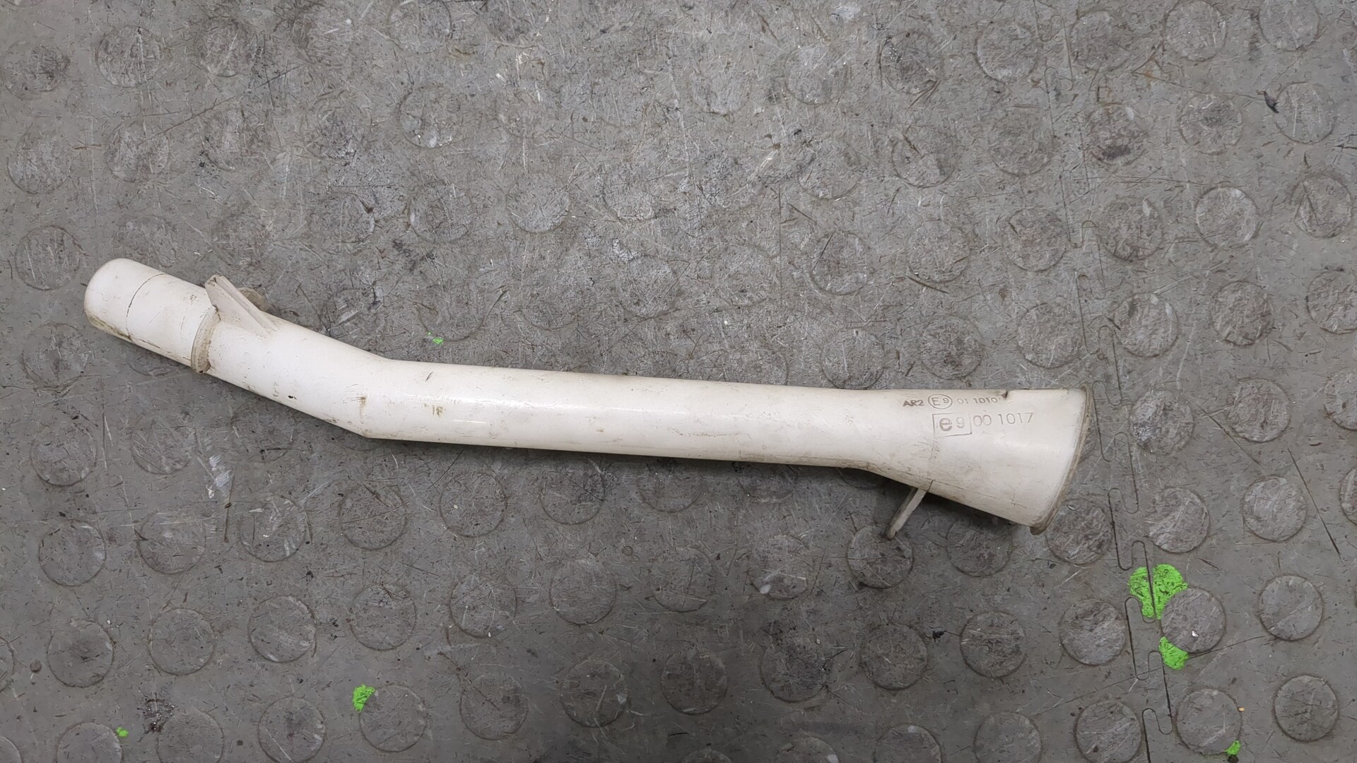 Горловина бачка омывателя