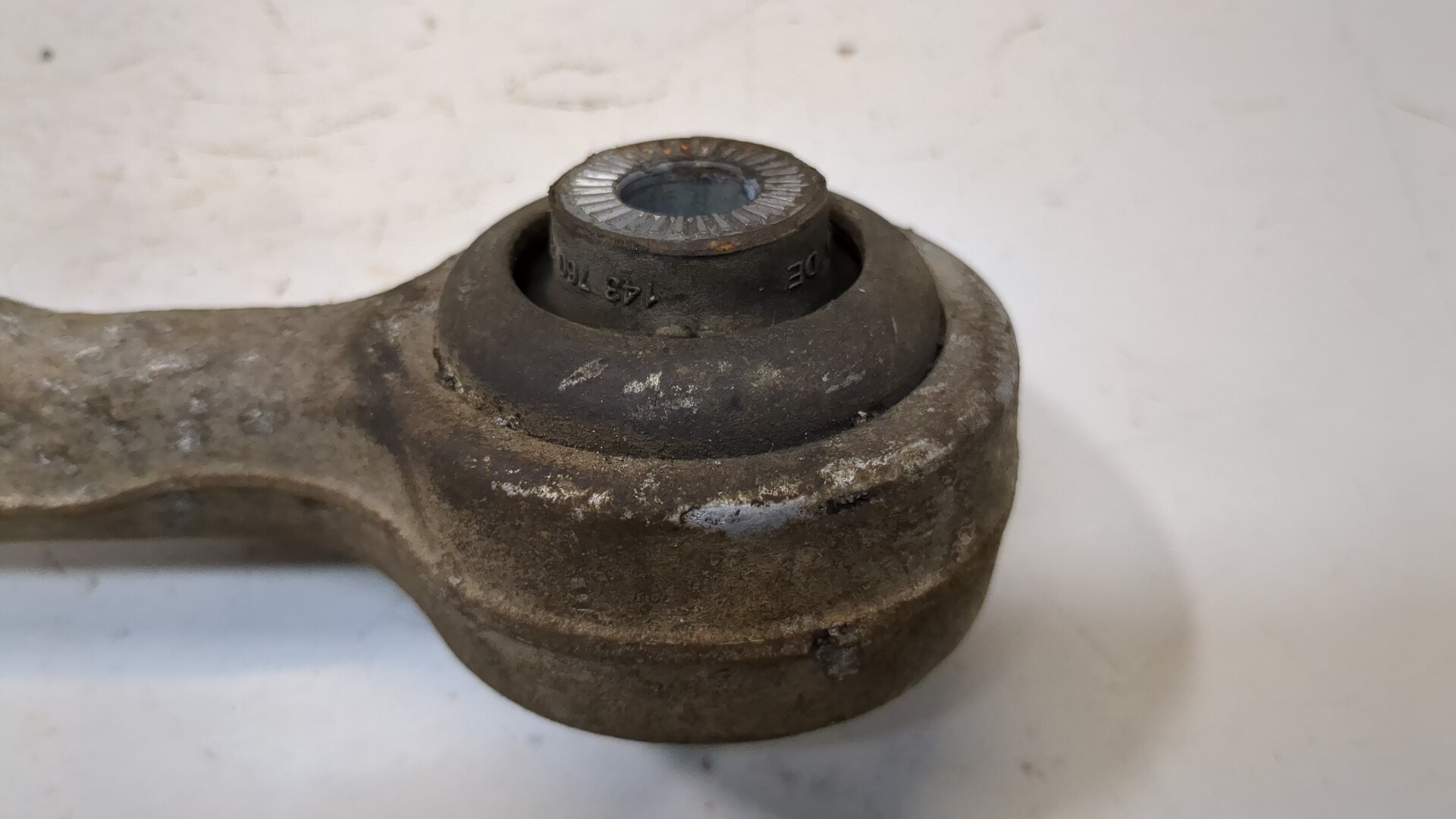 Рычаг передний левый