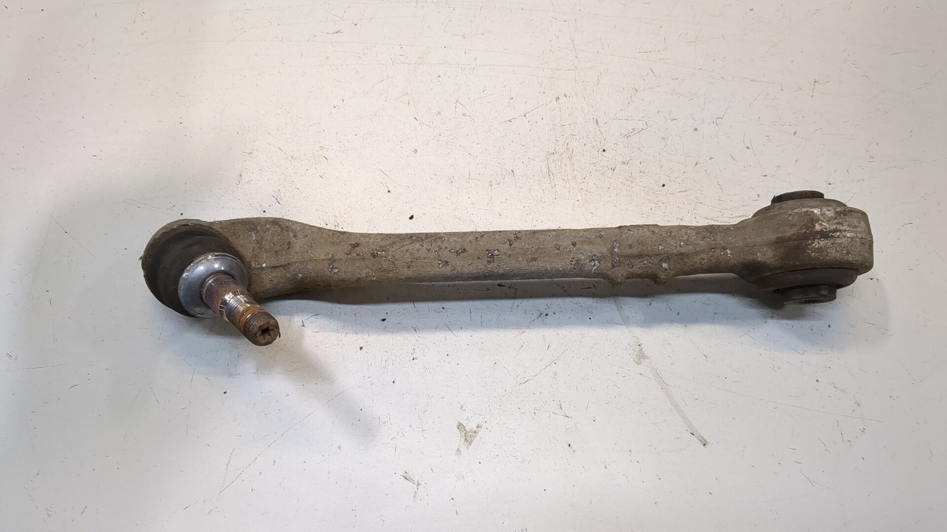 Рычаг передний левый