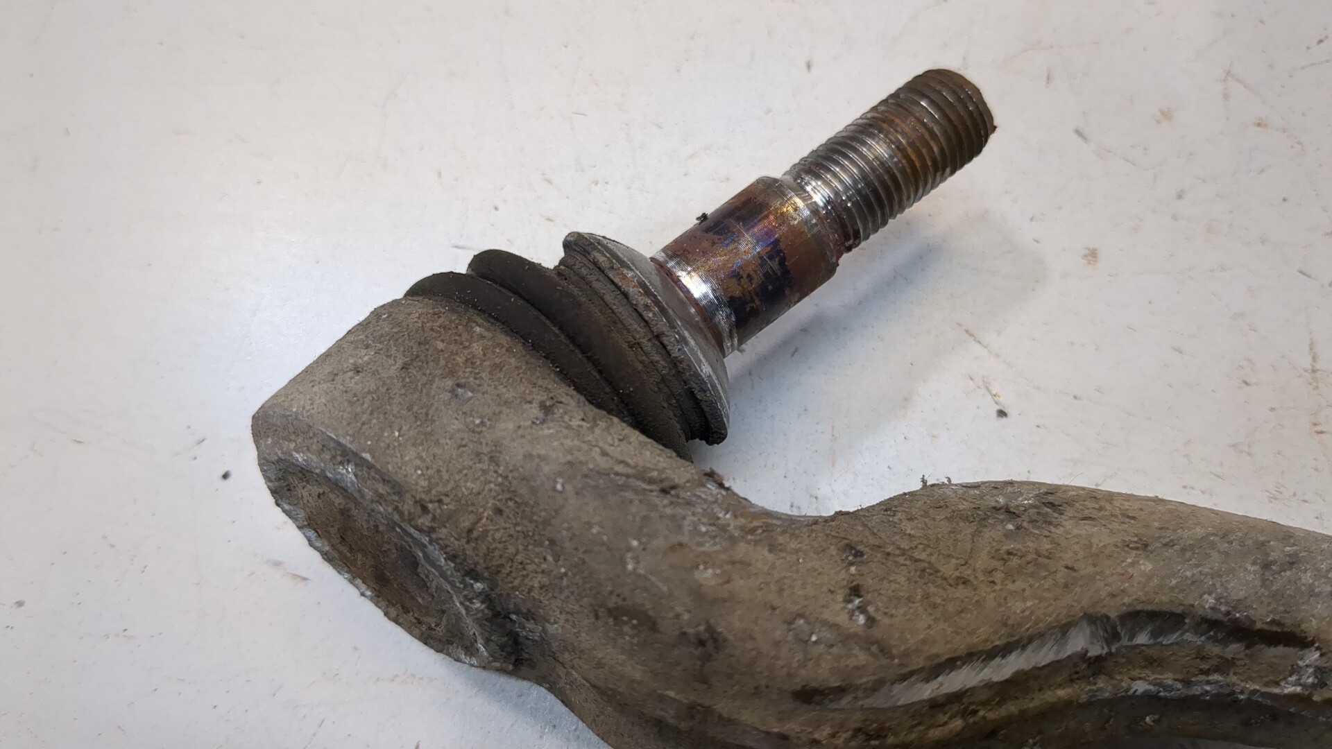 Рычаг передний левый