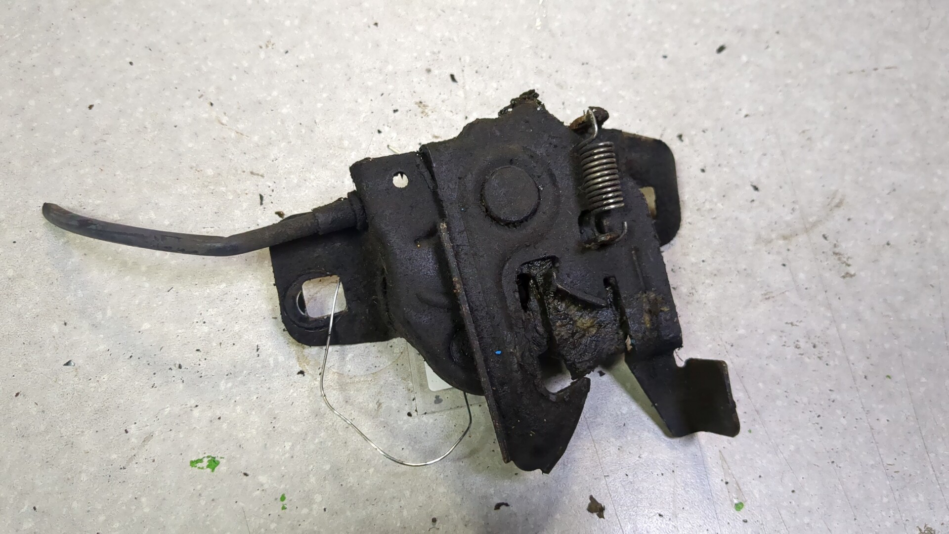 Замок капота