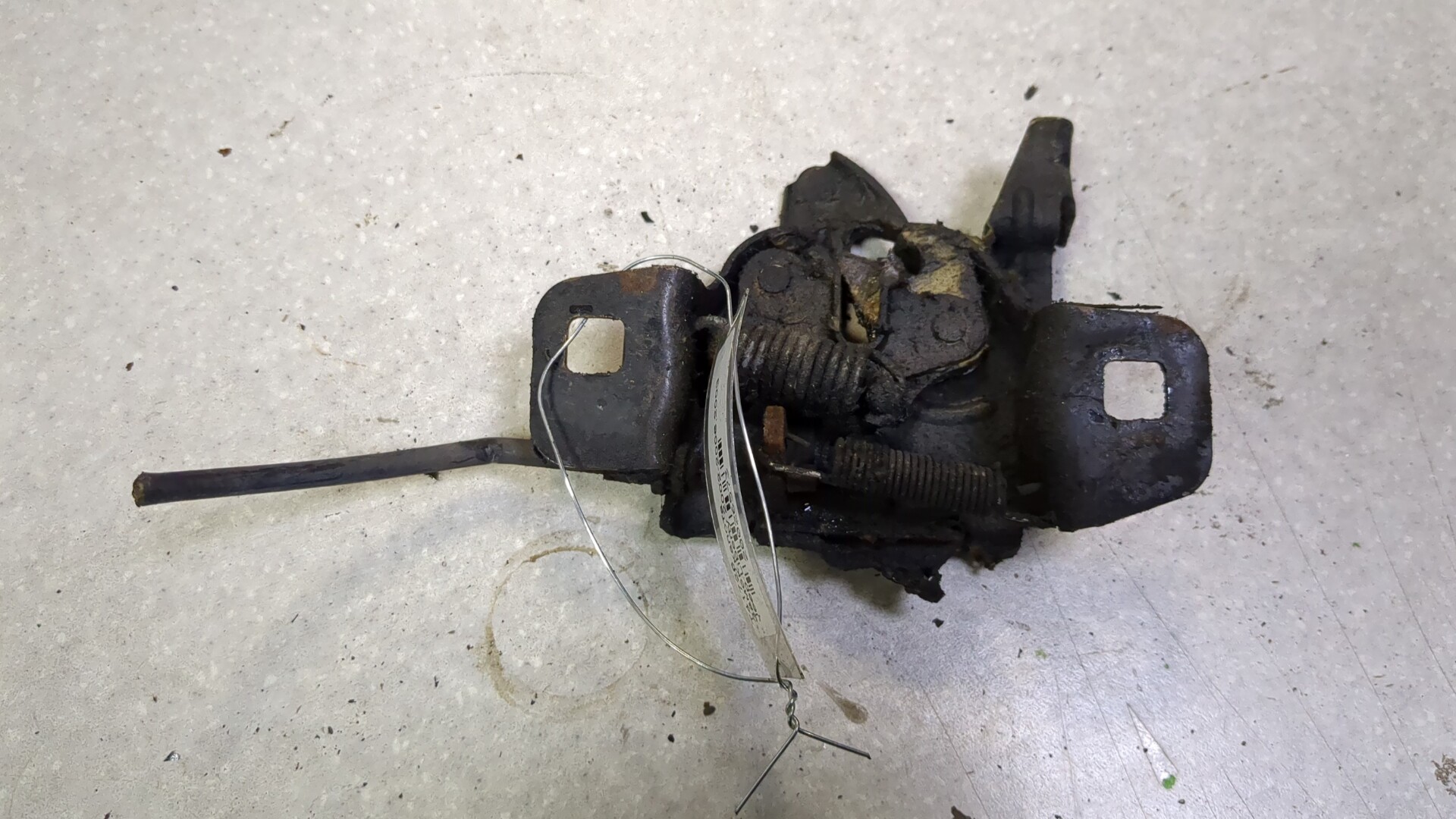 Замок капота