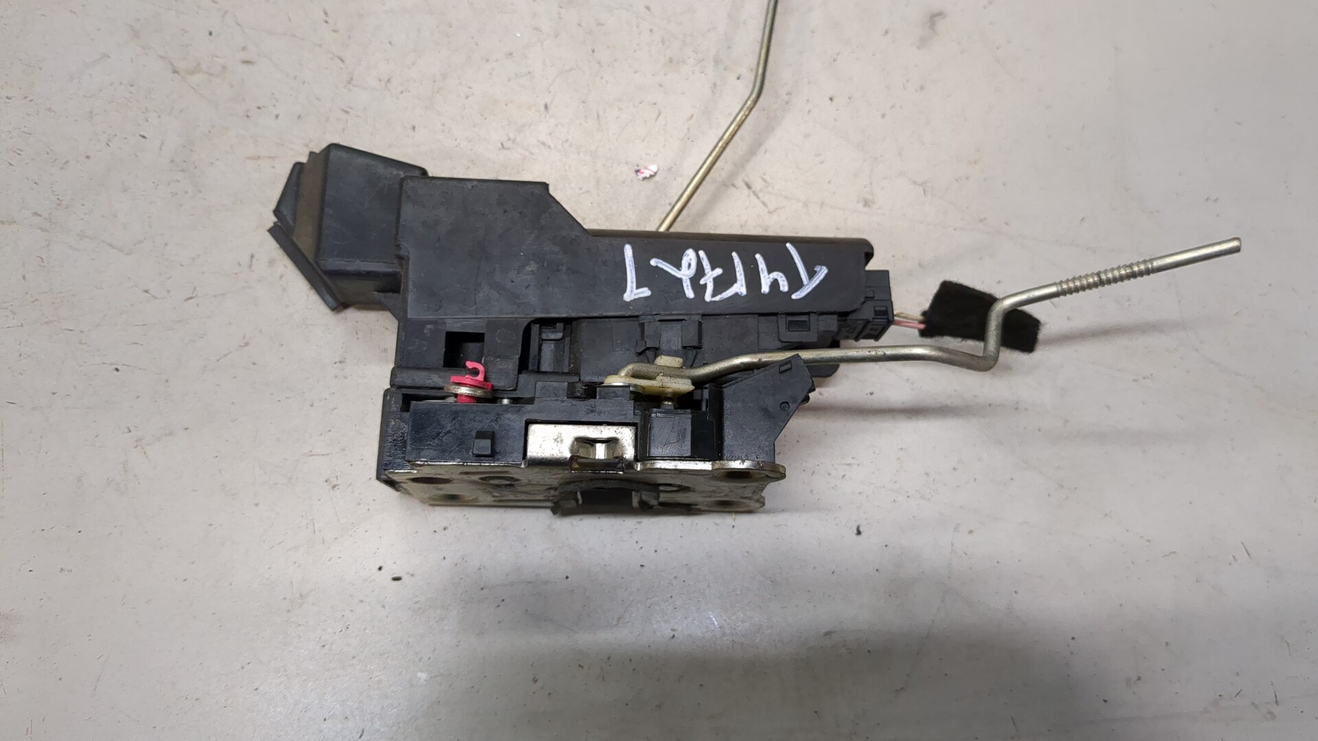 Замок двери передней правой