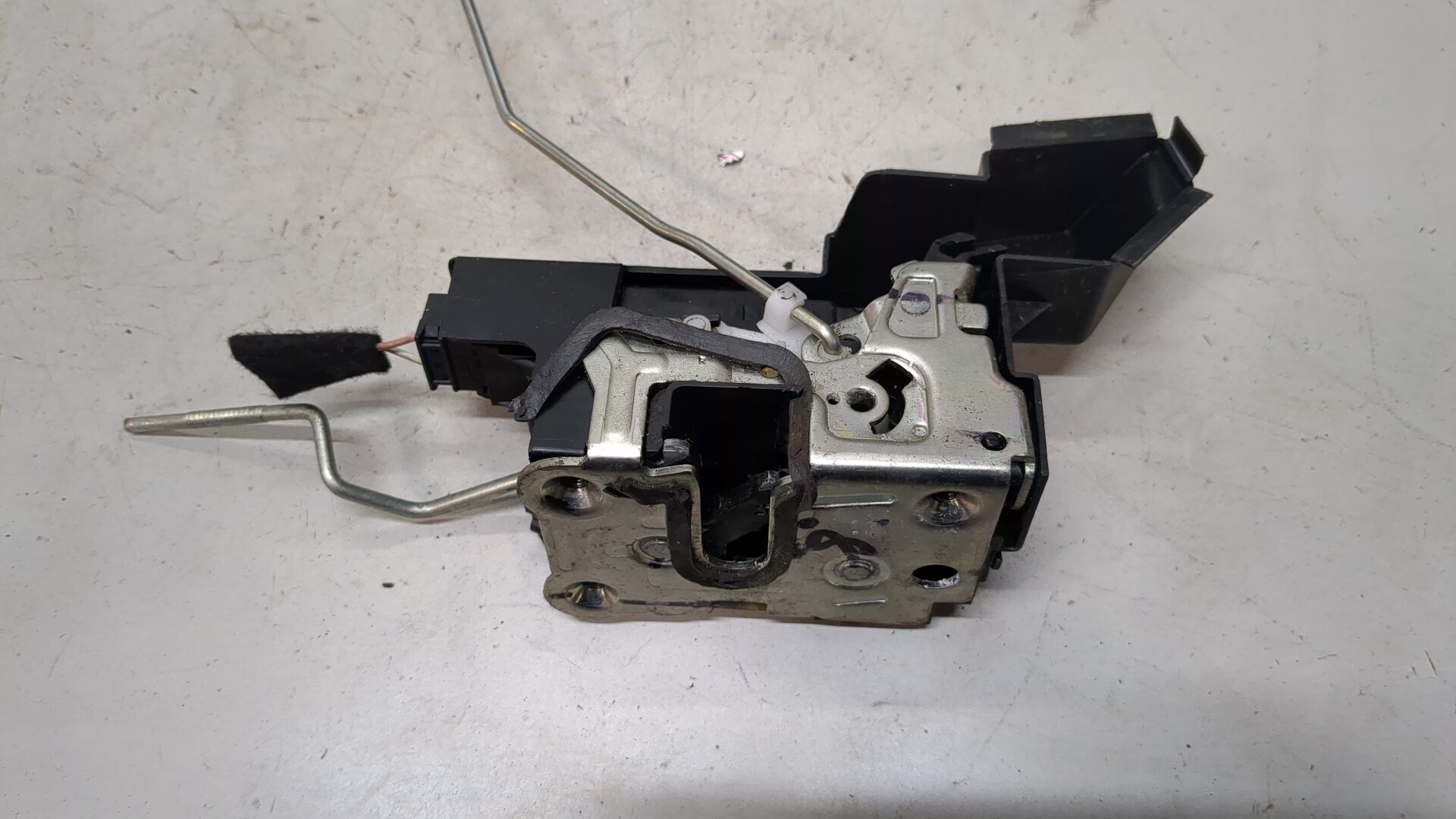 Замок двери передней правой