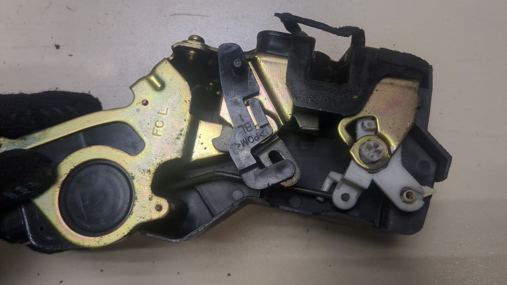 Замок двери задней левой