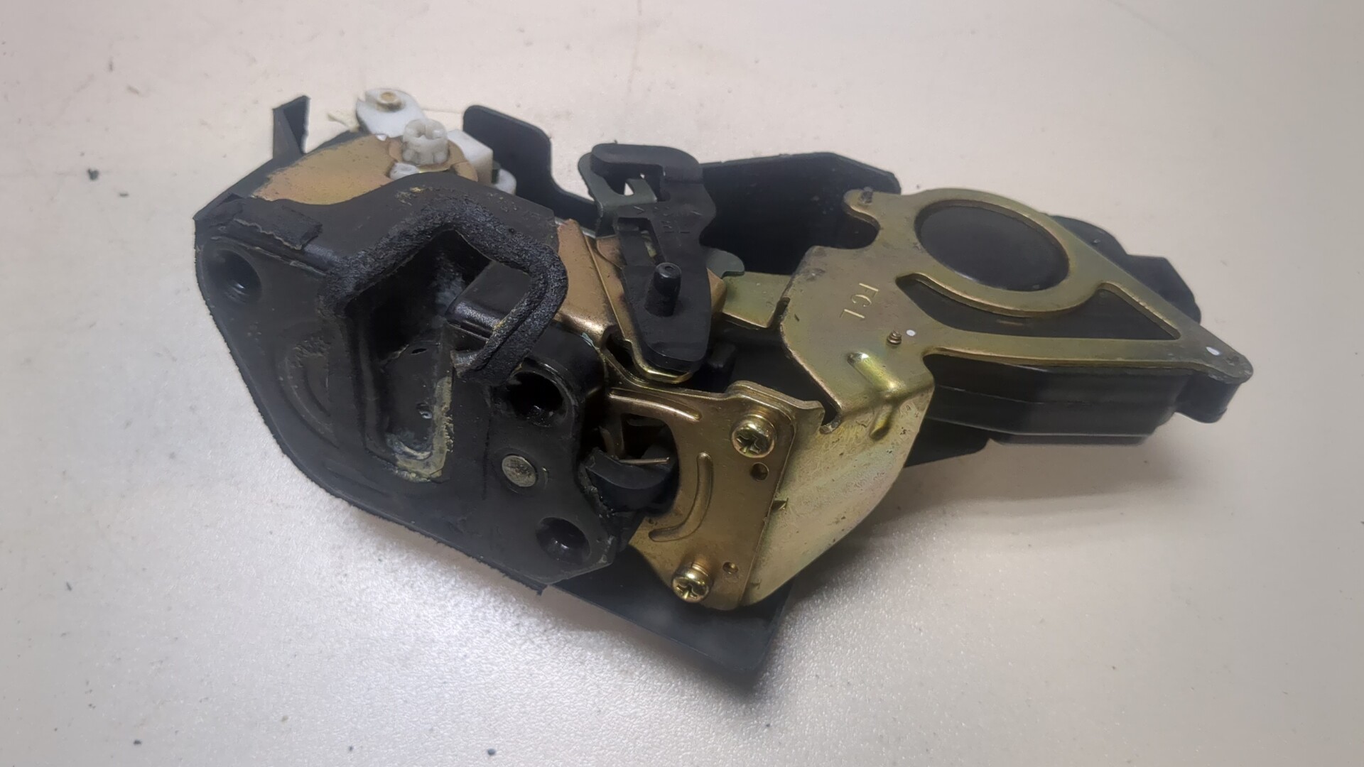 Замок двери задней левой