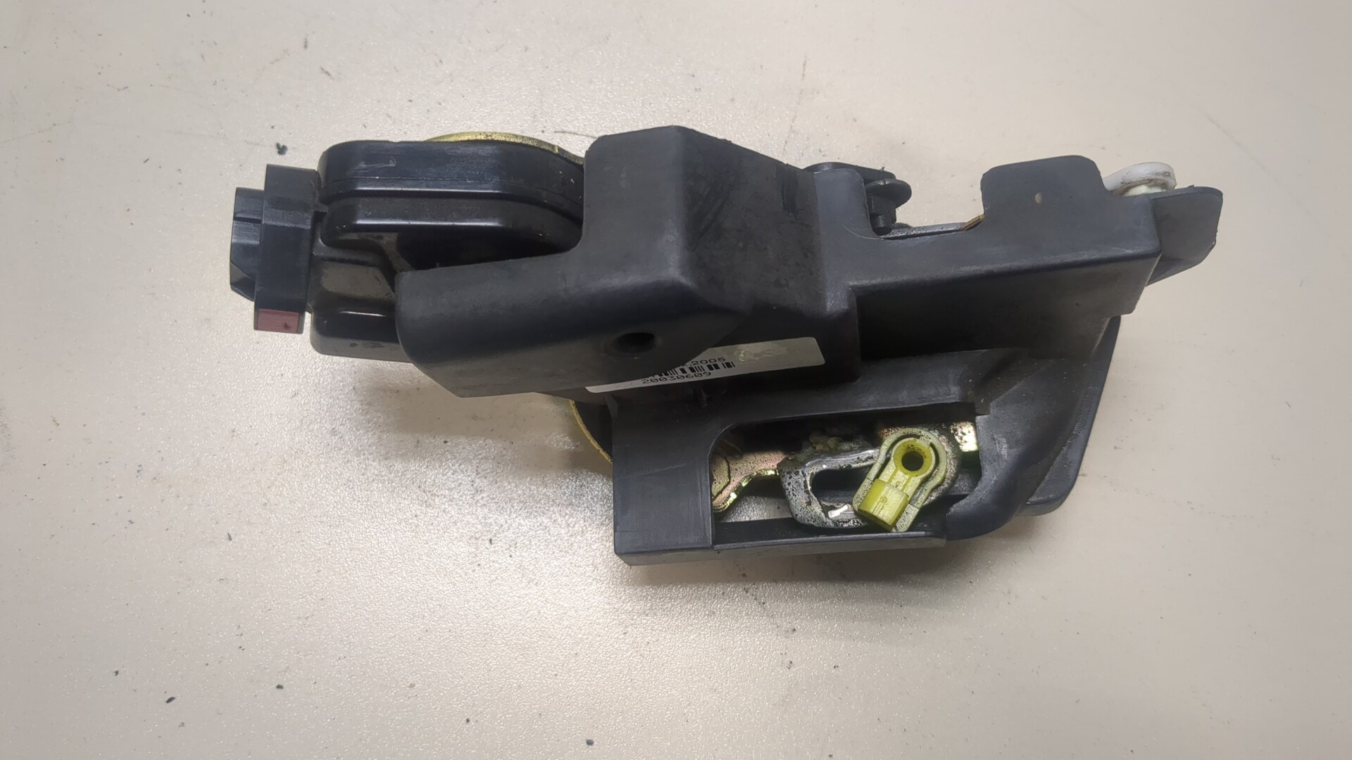 Замок двери задней левой