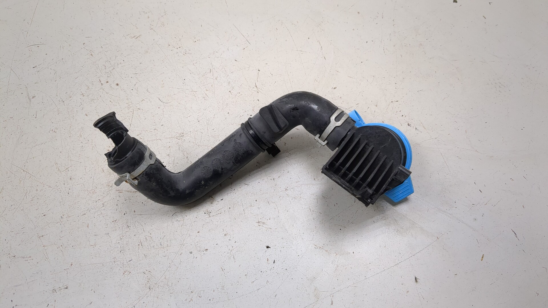 Горловина бачка омывателя