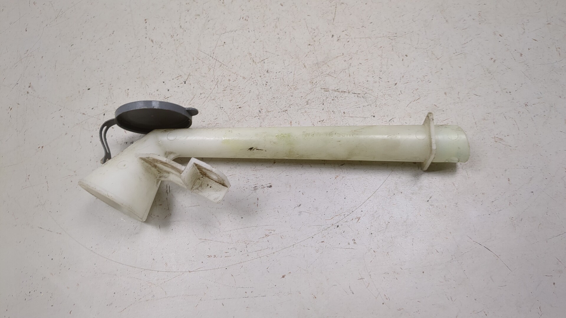 Горловина бачка омывателя