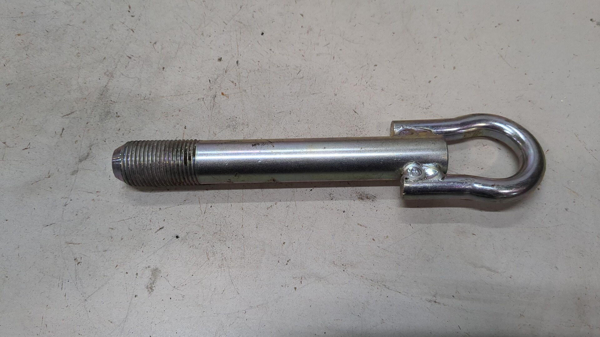 Крюк буксировочный