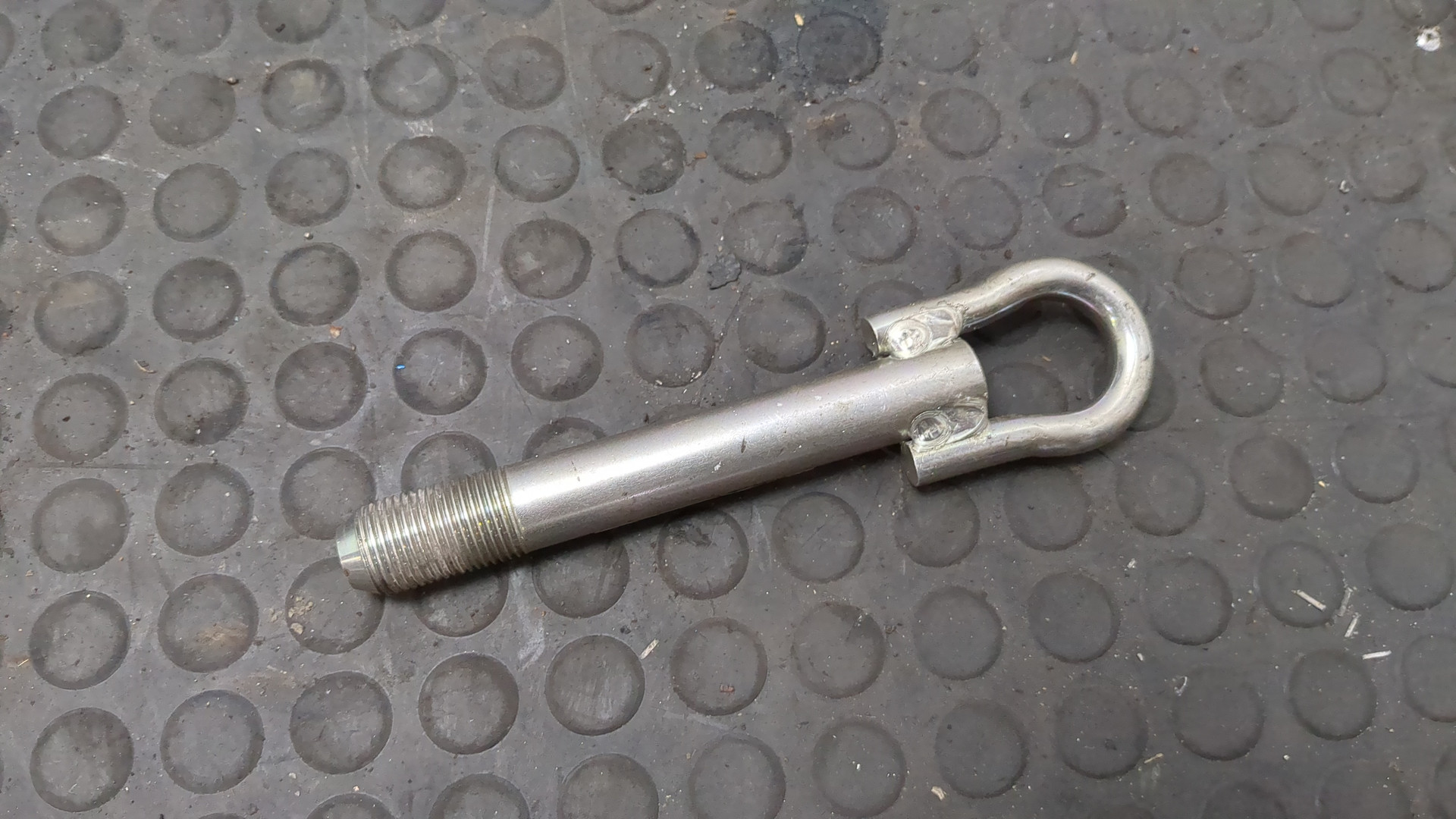 Крюк буксировочный