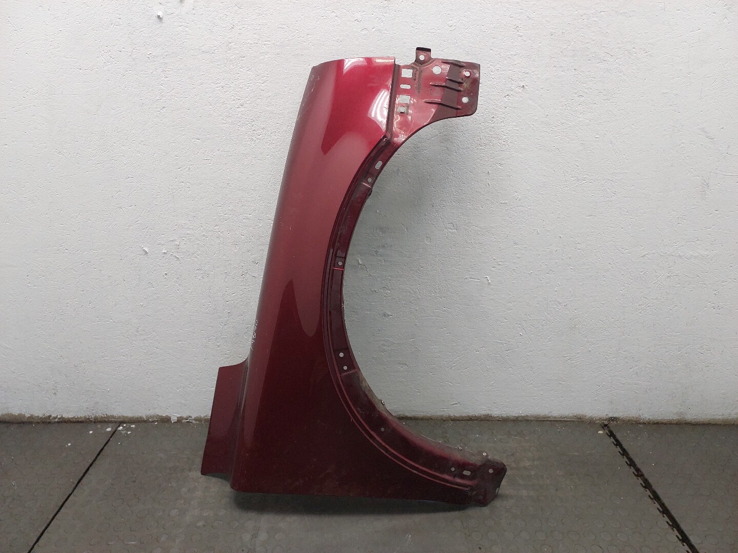 Крыло переднее правое