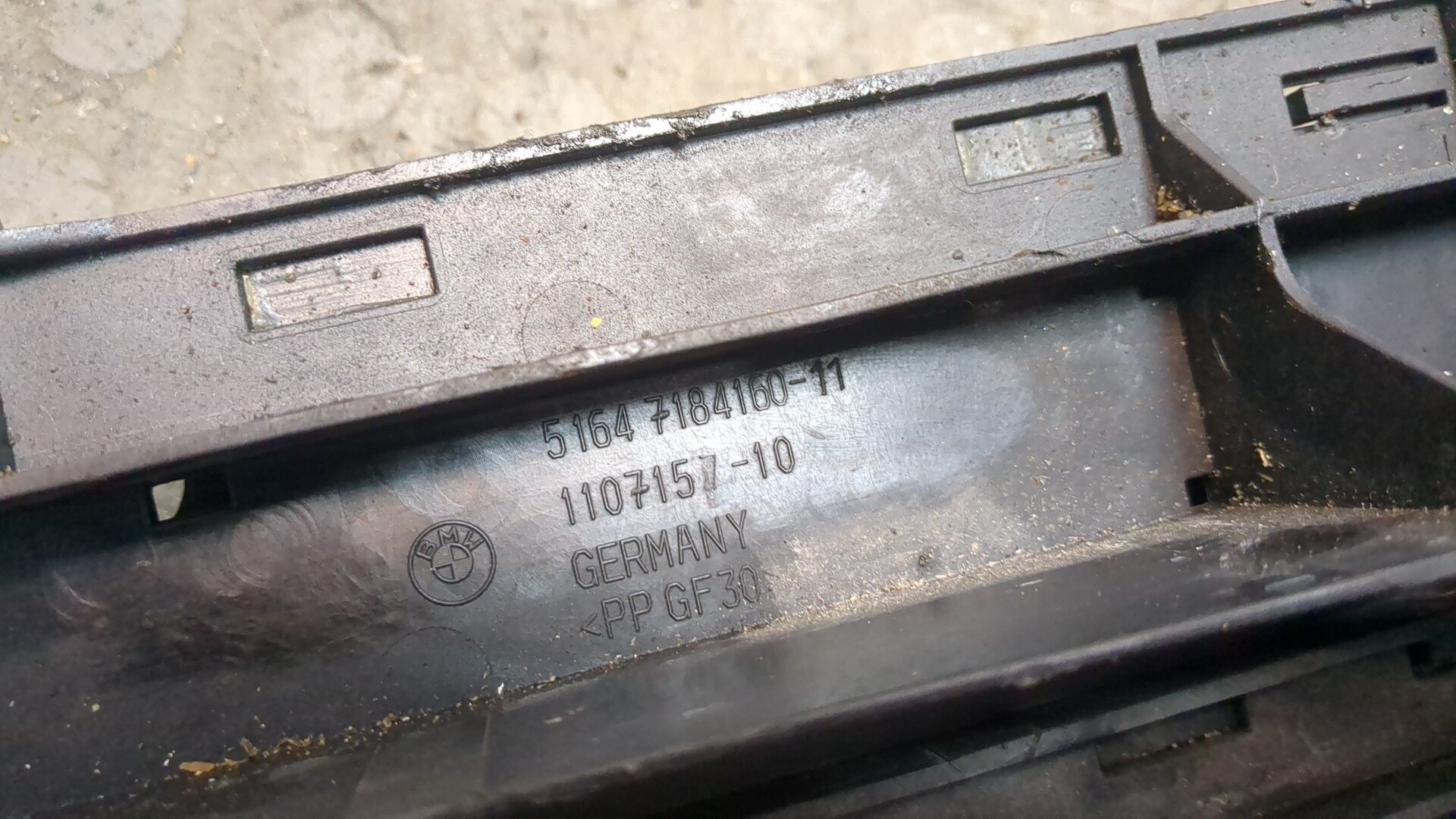 Кронштейн фар правый