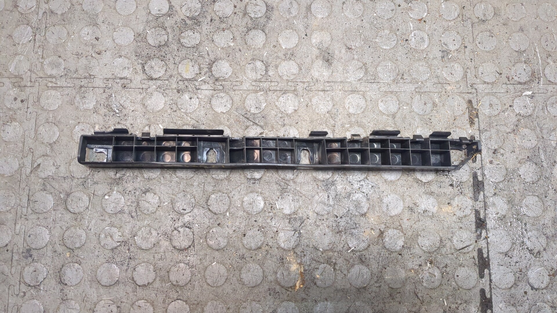 Кронштейн заднего бампера правый