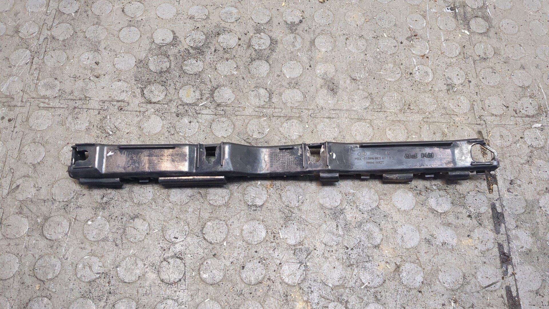 Кронштейн заднего бампера правый