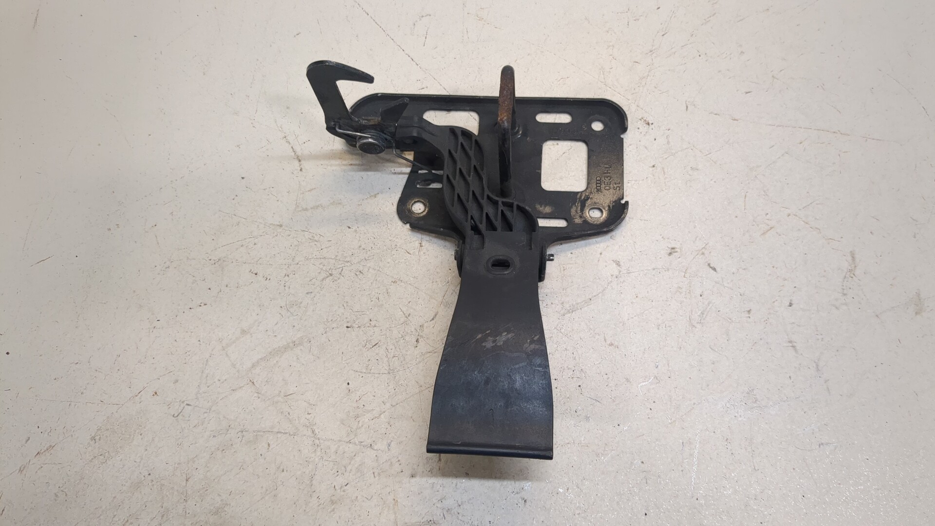 Замок капота