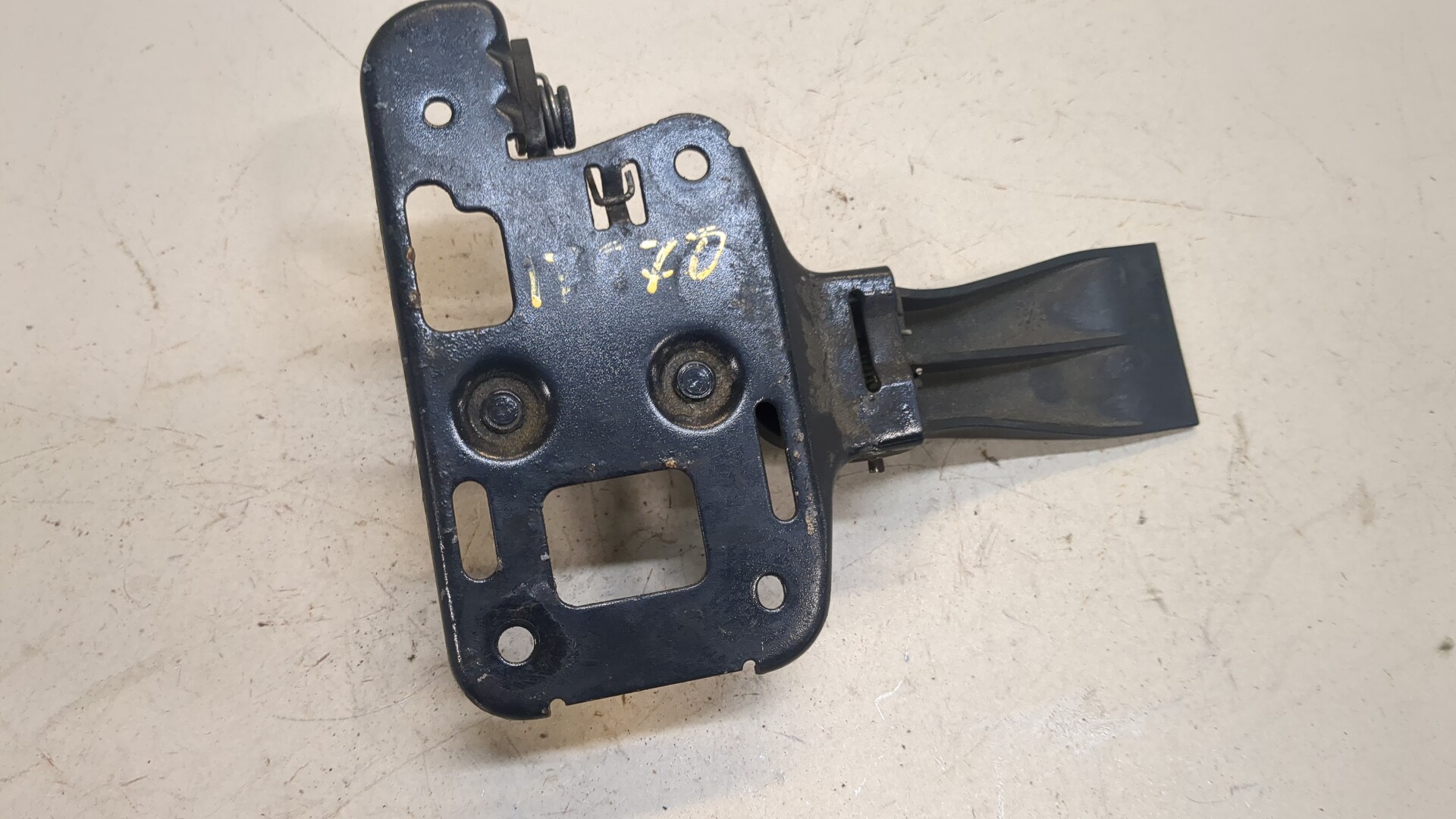 Замок капота