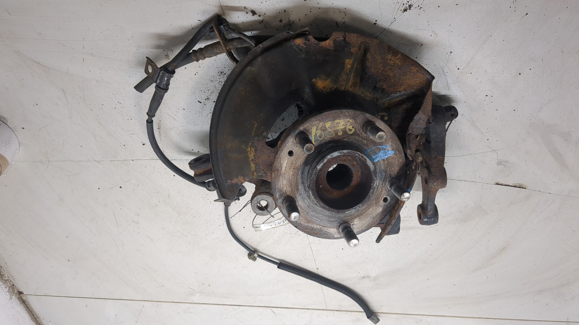 Кулак поворотный передний правый