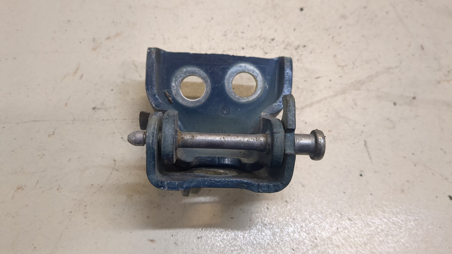 Петля двери