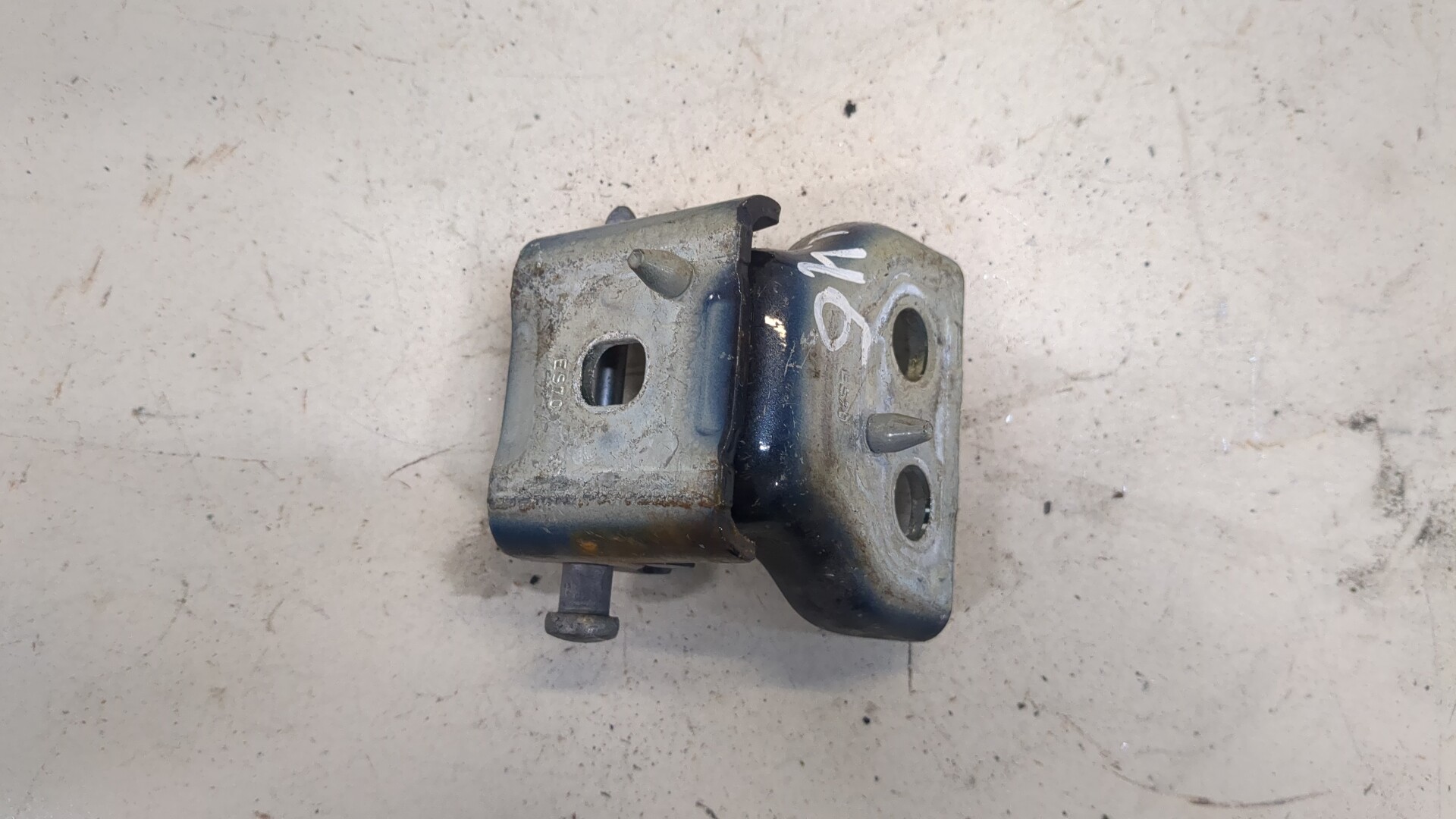 Петля двери