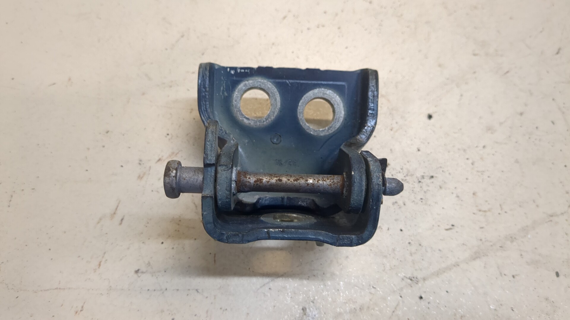 Петля двери