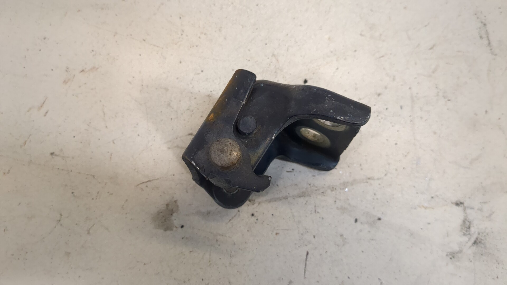 Петля двери