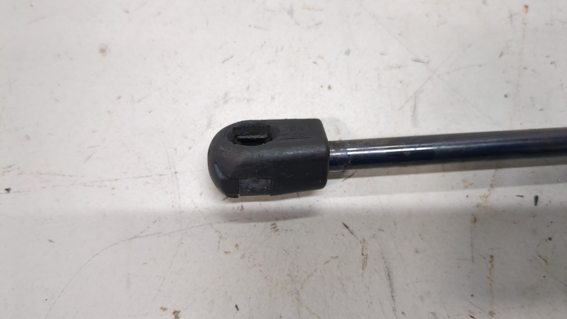 Амортизатор капота