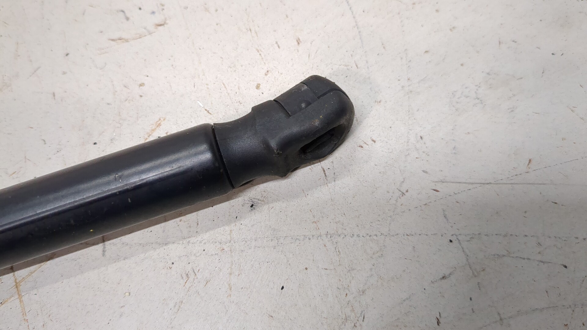 Амортизатор капота