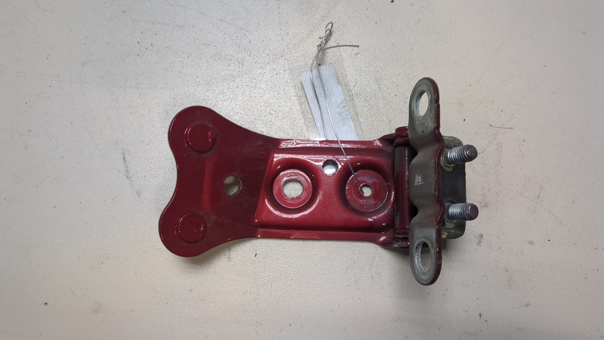 Петля крышки багажника