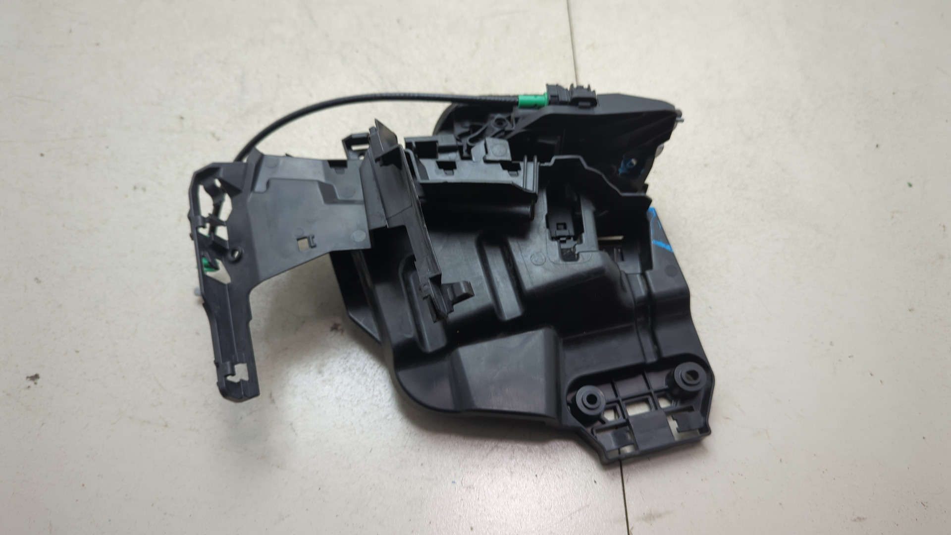 Замок двери передней левой