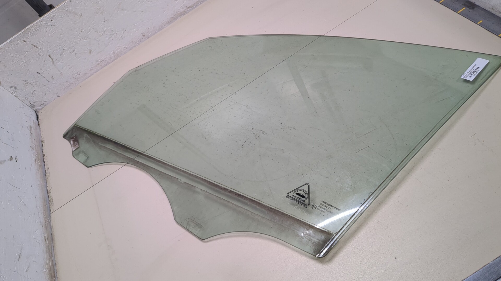 Стекло двери передней левой