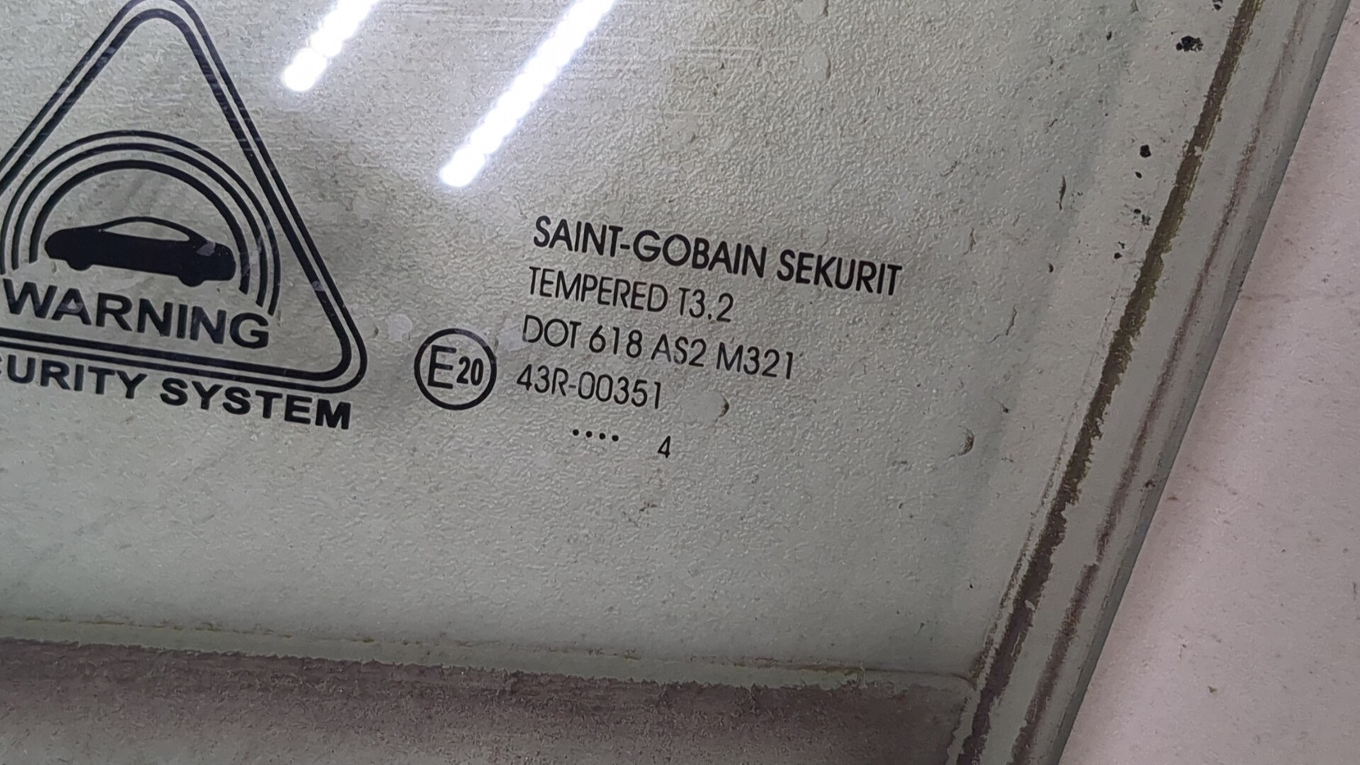 Стекло двери передней левой