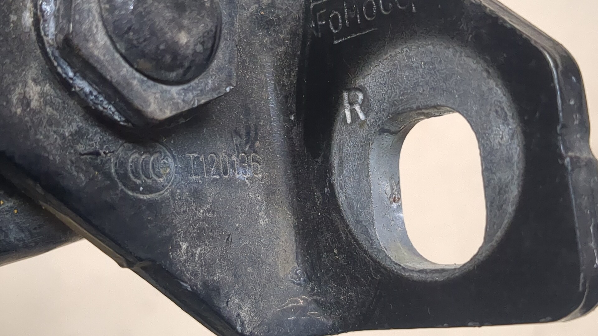 Петля двери