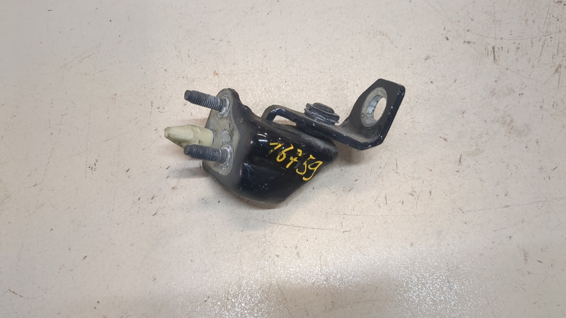 Петля двери