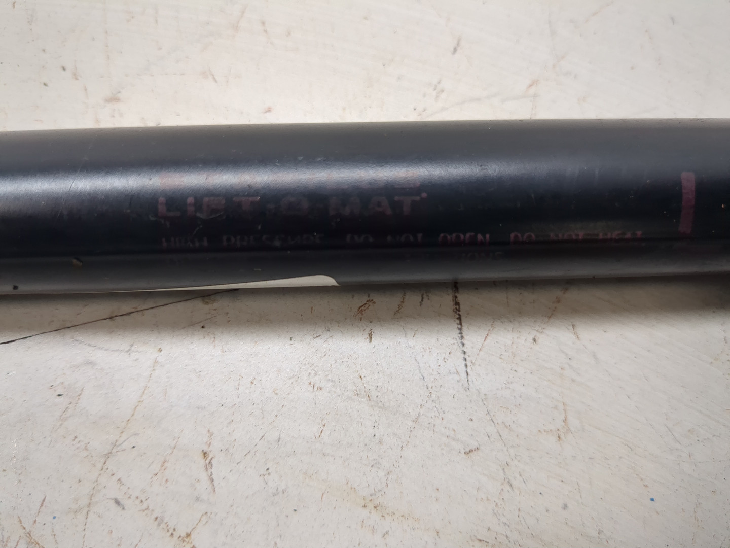 Амортизатор крышки багажника