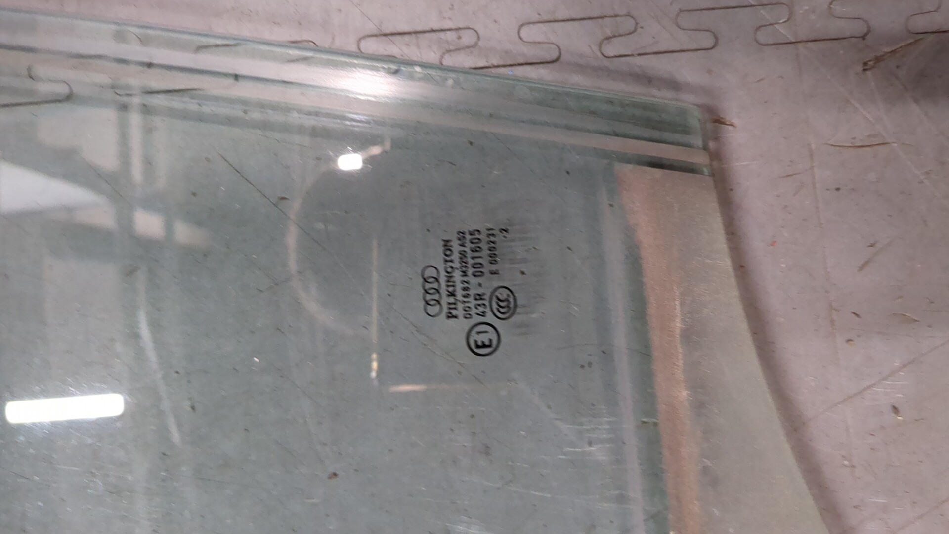 Стекло двери передней левой