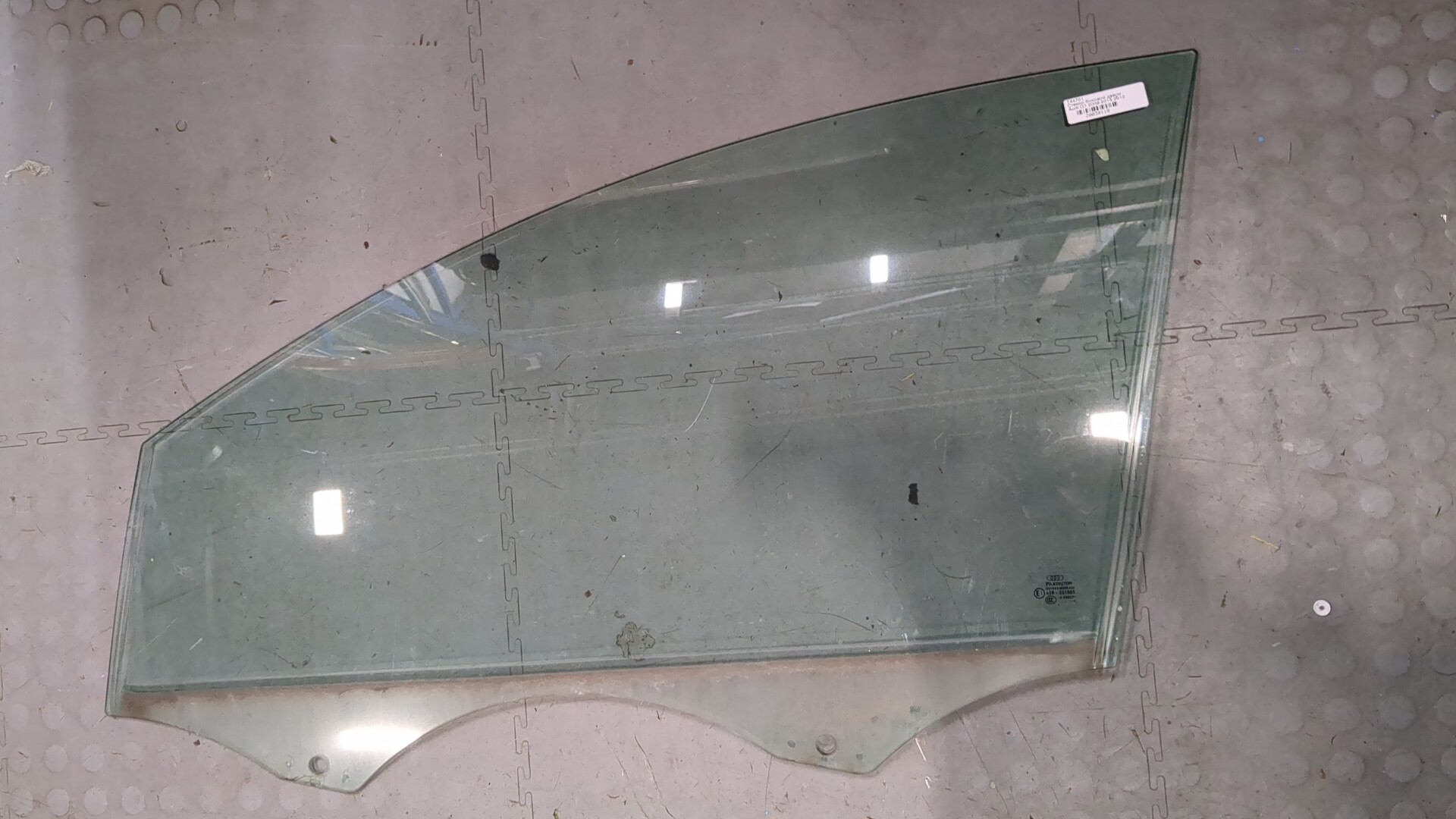 Стекло двери передней левой