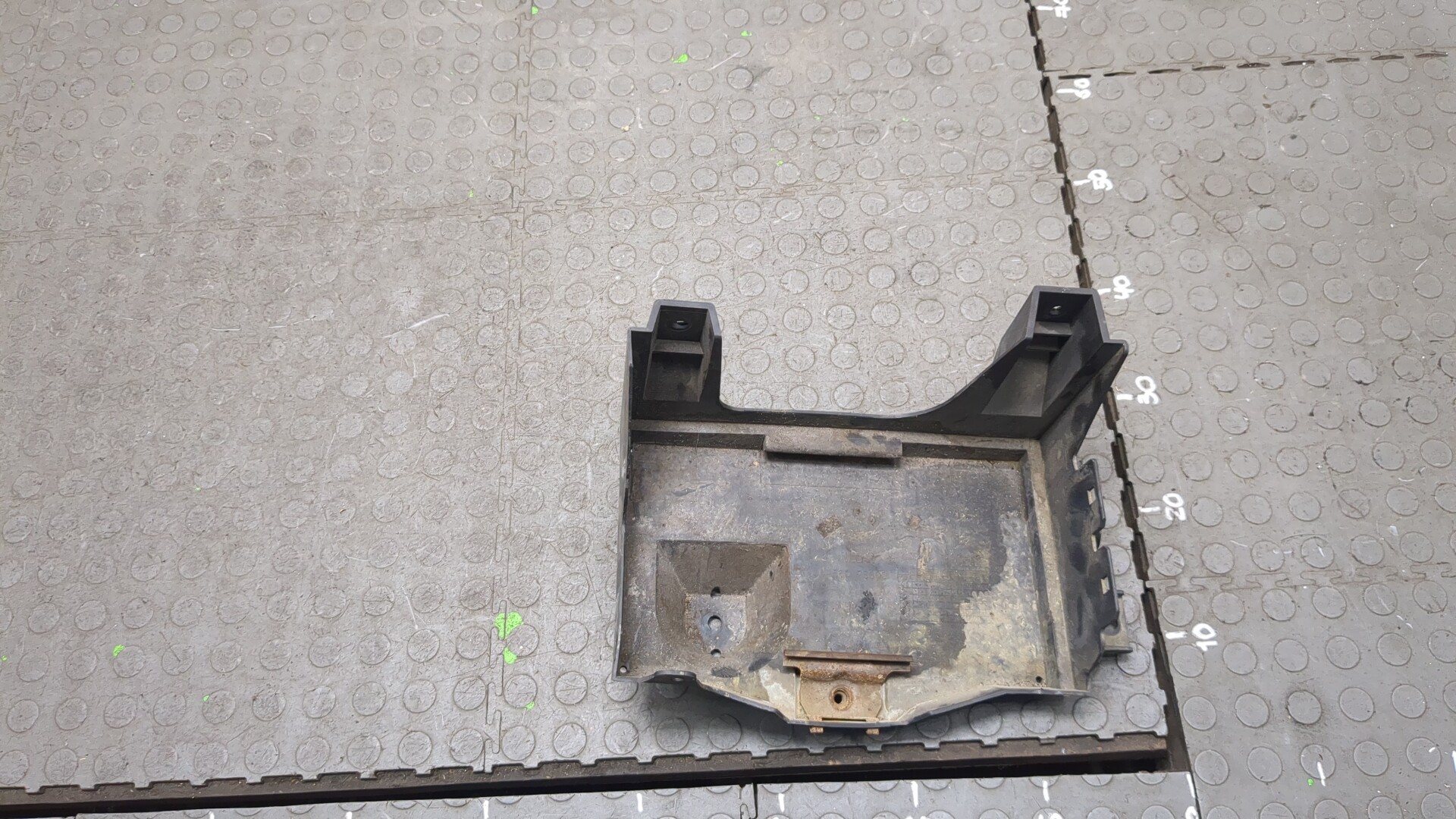 Площадка под аккумулятор (АКБ)