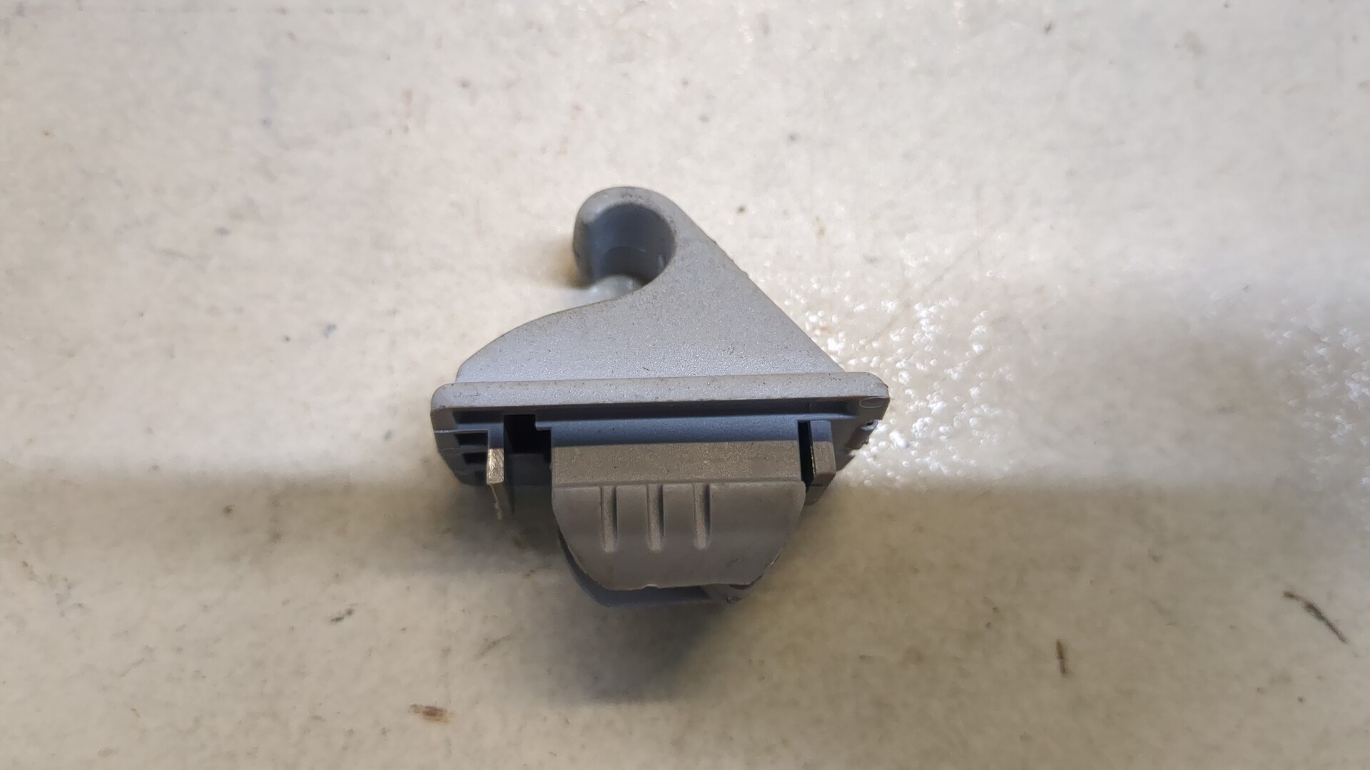 Кронштейн солнцезащитного козырька