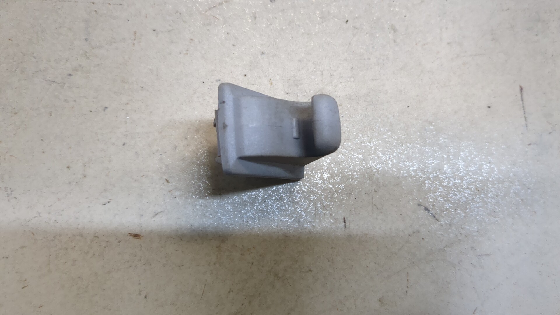 Кронштейн солнцезащитного козырька