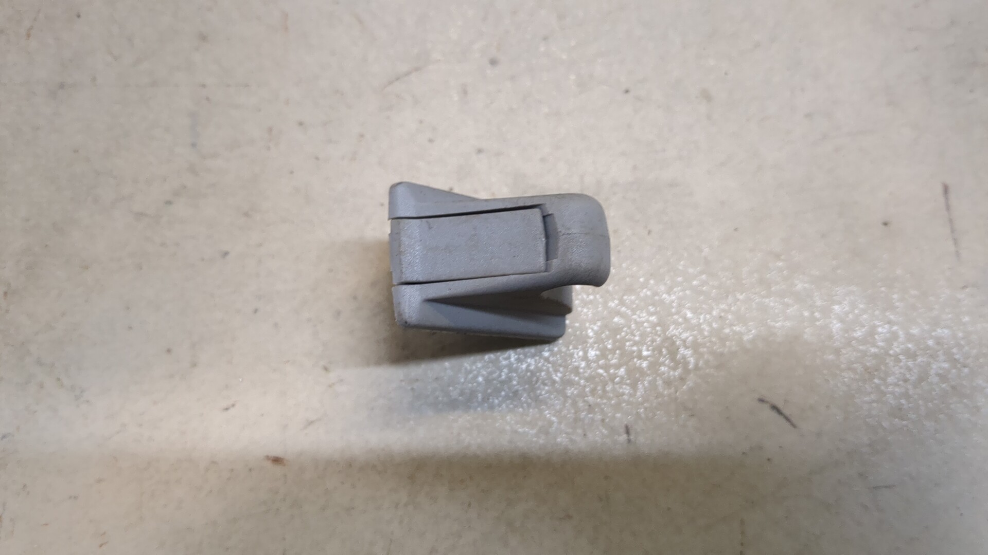 Кронштейн солнцезащитного козырька