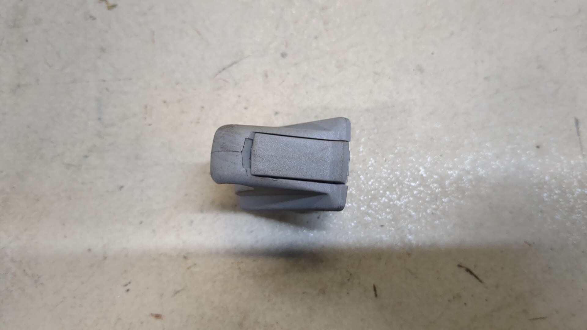 Кронштейн солнцезащитного козырька