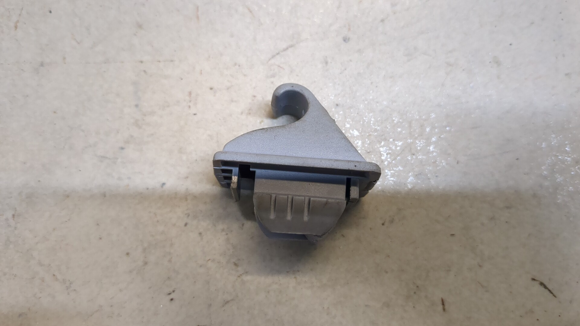 Кронштейн солнцезащитного козырька