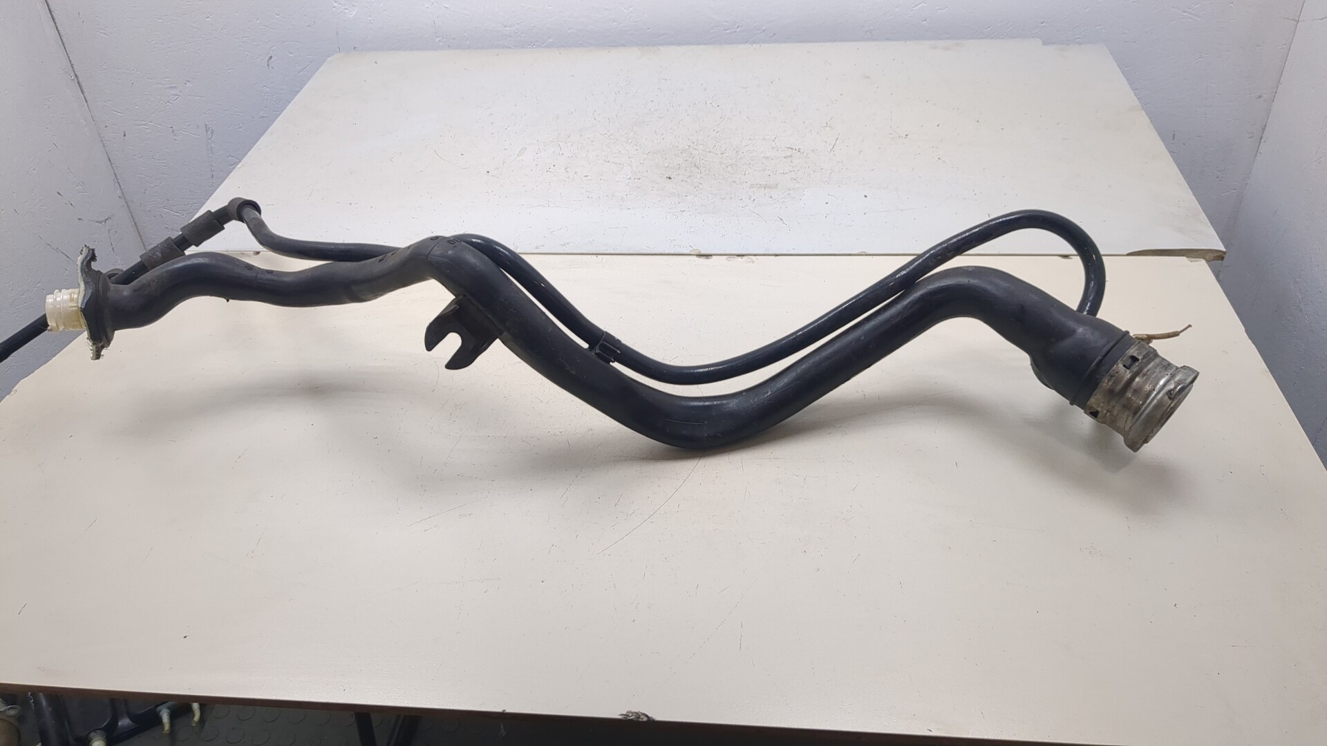 Горловина топливного бака